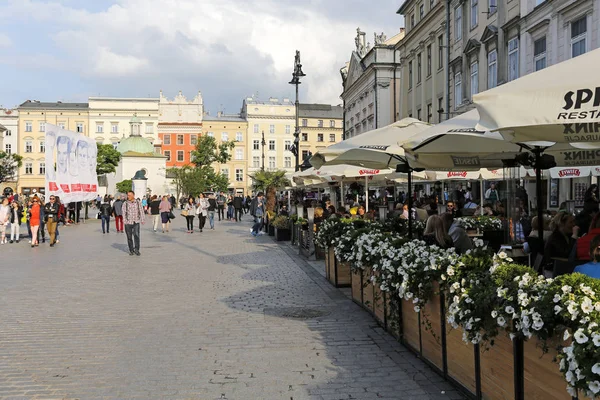 Ristorante all'aperto sulla piazza del mercato a Cracovia — Foto Stock