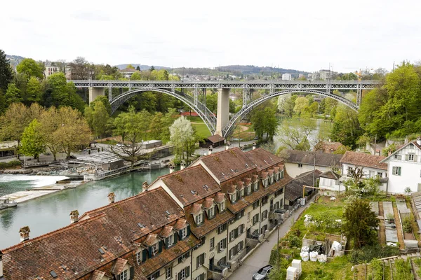 Lakóépületek lefelé a folyón, Bern — Stock Fotó