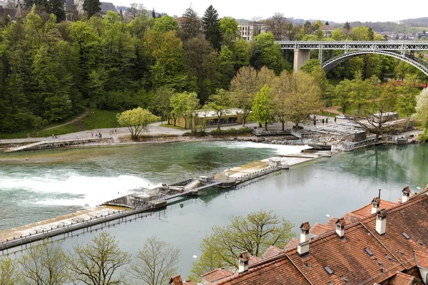 Bern şehir nehir Aare akıyor — Stok fotoğraf
