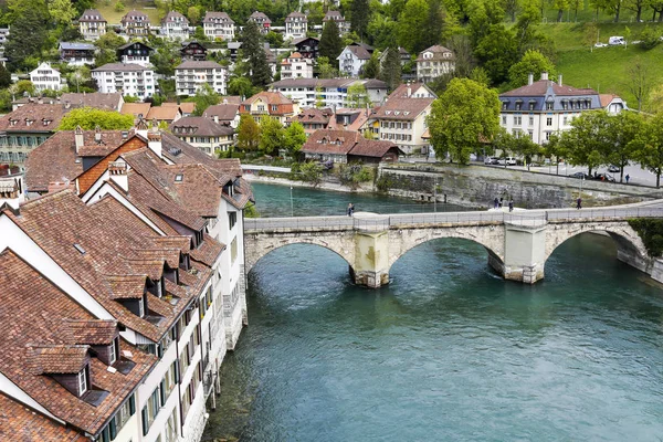 Taş köprüsü nehrinin iki bağlar
