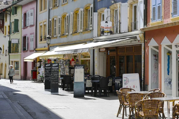 Kamienice i kawiarnia sidewalk — Zdjęcie stockowe