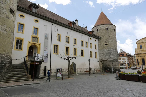 Yverdon'ın Kalesi ve onun büyük kule — Stok fotoğraf