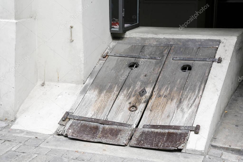 Se cierra la entrada al sótano — Foto editorial de stock © marek_usz