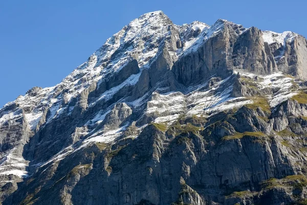 Um pico de montanha nos Alpes Suíços — Fotografia de Stock
