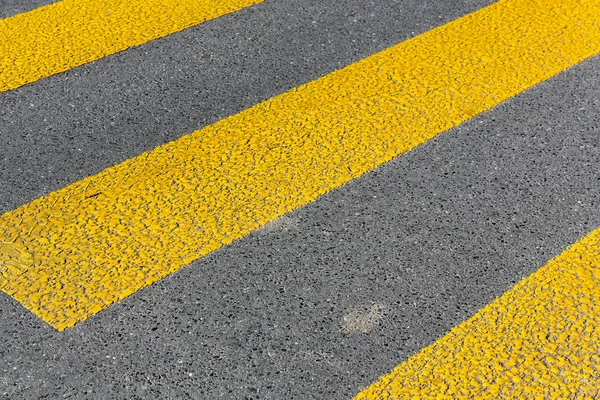Przejście dla pieszych oznaczone żółtym zebra — Zdjęcie stockowe