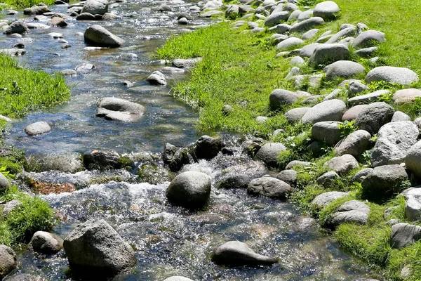 O rio da montanha atravessa Zakopane — Fotografia de Stock