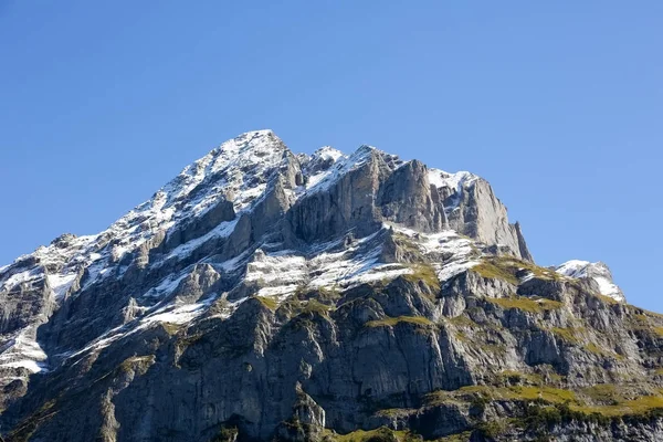 De rotsachtige piek van de berg in de Alpen — Stockfoto