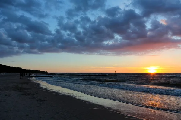 Закат виден с пляжа — стоковое фото