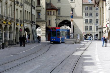 Mavi bir tramvay Tramvayda Bern içinde raylar