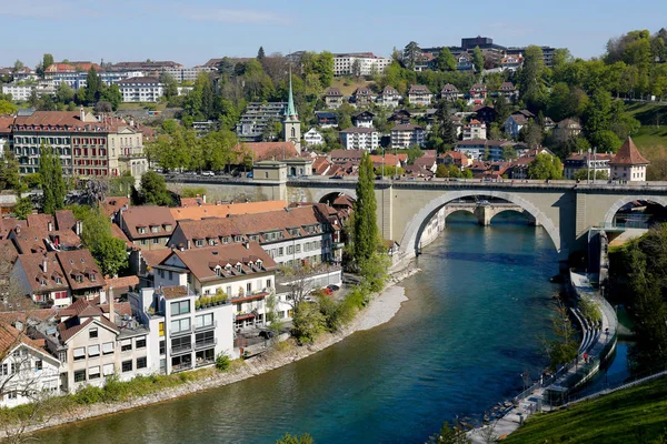 Aare River waters flow through the city — Stock Photo, Image