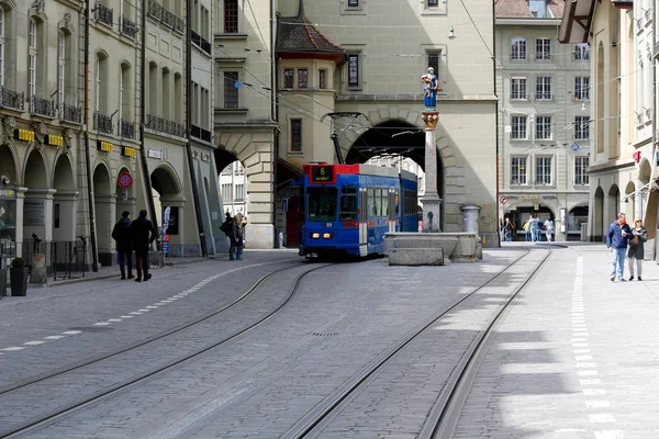 Modrá tramvaj na tramvajová kolejnice v Bernu — Stock fotografie