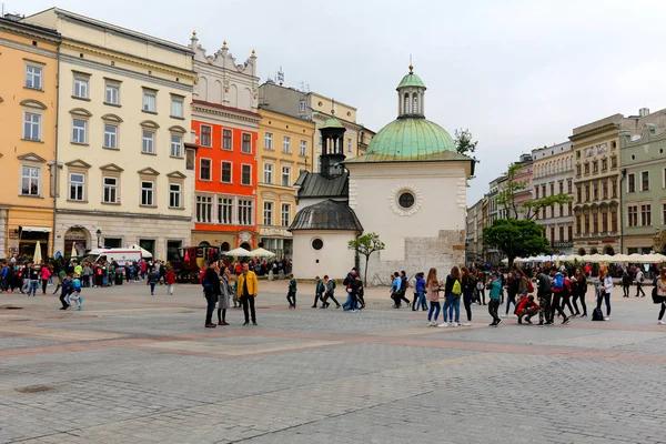 Chiesa situata nella piazza del mercato di Cracovia — Foto Stock