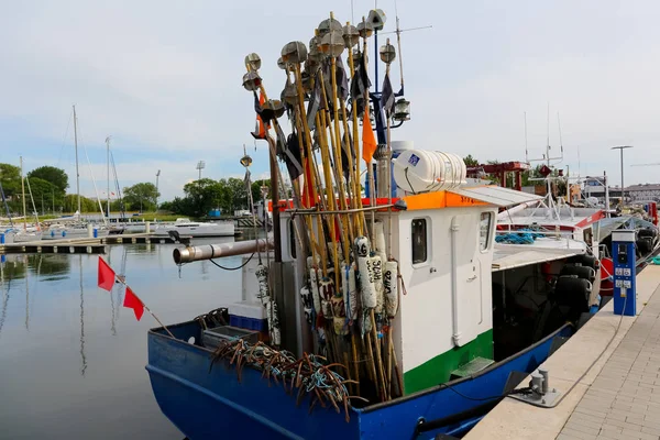 Barco de pesca no cais — Fotografia de Stock