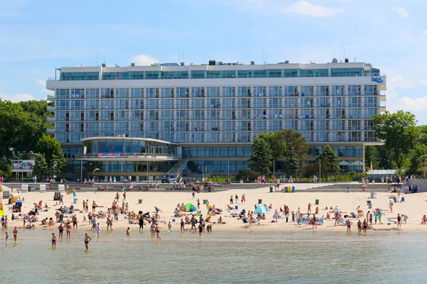 Grande edificio alberghiero sulla spiaggia di Kolobrzeg — Foto Stock