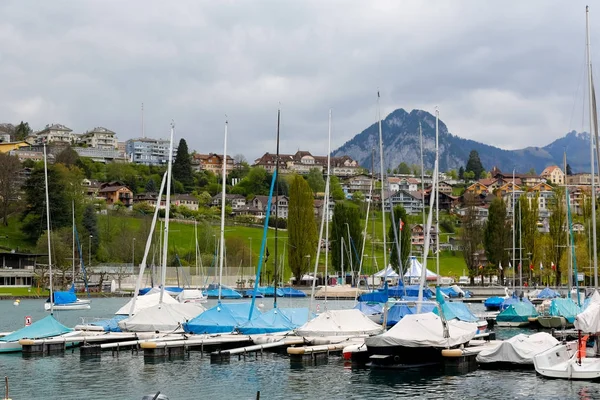 Marina, w pobliżu dzielnicy mieszkalnej — Zdjęcie stockowe