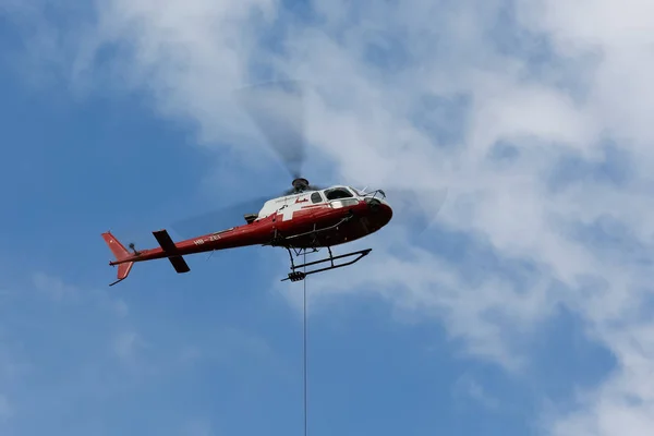 Вертоліт на роботі в Берні в Швейцарії Ліцензійні Стокові Зображення