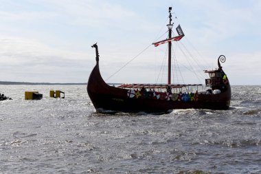 Stilize gemi Viking adlı bir seyahatinden döndürür. 