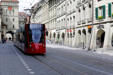 Bern'deki hamlesinde kırmızı tramvay