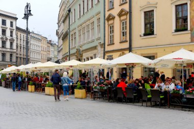 Şemsiye tabloları üzerinde 