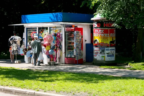 Several people in front of newsstand in Kolobrzeg — Stock Photo, Image