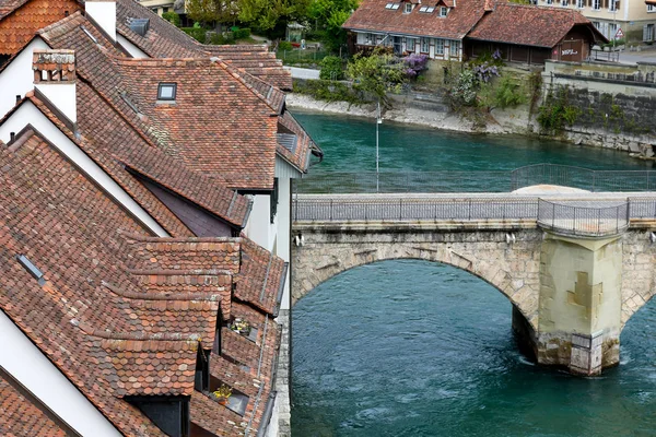 Şehirde bir nehir üzerinde taş köprü — Stok fotoğraf