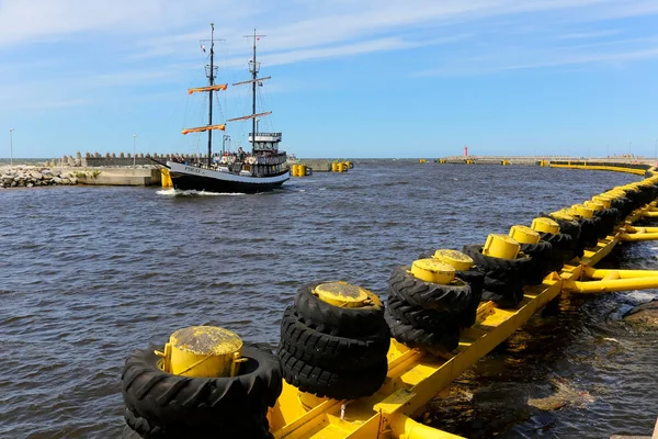 Stylized ship called Pirat returns from a cruise — Stock Photo, Image