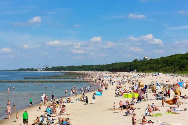 Kolobrzeg plajda güneşlenirken tatilcilerin