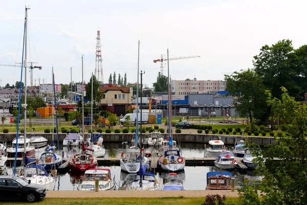 Olika segelbåtar förtöjda i marina — Stockfoto