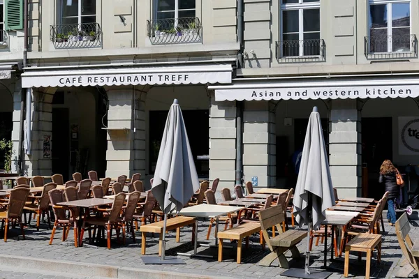 Тротуарі кафе в Берні в Швейцарії Стокове Фото