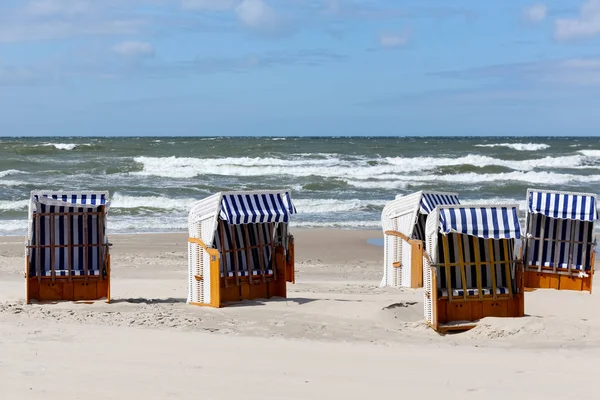 Пляжные стулья с солнцезащитными креслами в Колобжеге — стоковое фото