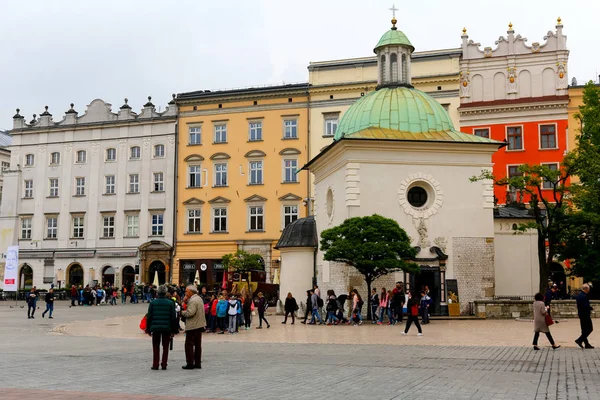Iglesia en la plaza del mercado en Cracovia — Foto de Stock