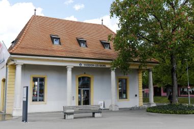 Şehirde bina küçük turist ofisi