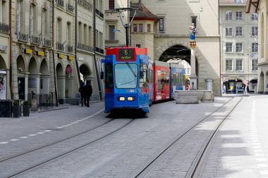 Bern sokakta hamlesinde tramvay