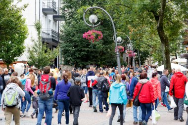 Turistler Krupowki cadde boyunca yürümek