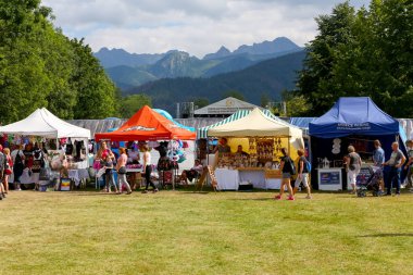 Zakopane bölgesel ürünlerle ticaret standları
