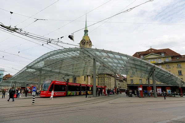 Moderní tramvajové zastávky v Bernu — Stock fotografie