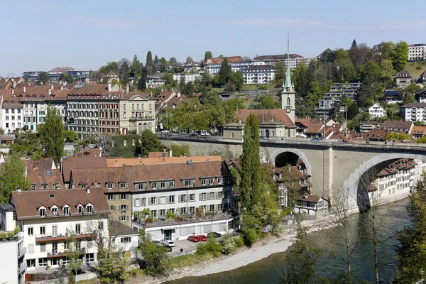 Centro storico con ponte, chiesa e fiume — Foto Stock