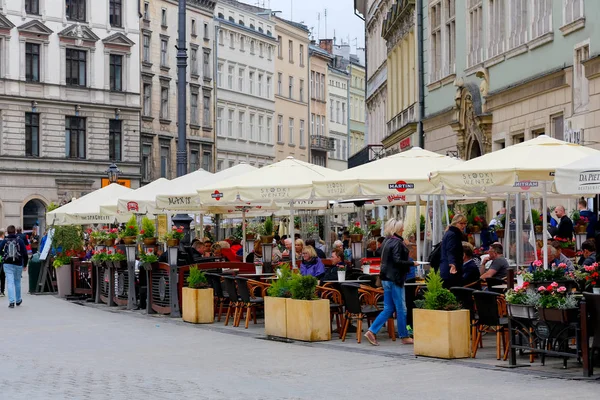 Ristorante all'aperto vicino a case residenziali — Foto Stock