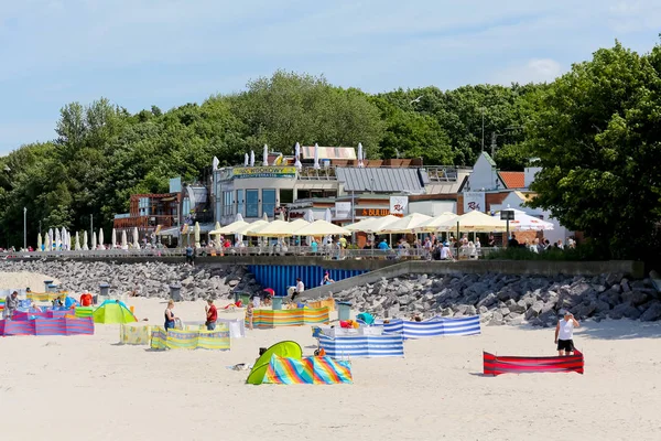 Restaurantes y cafeterías justo al lado de la playa — Foto de Stock