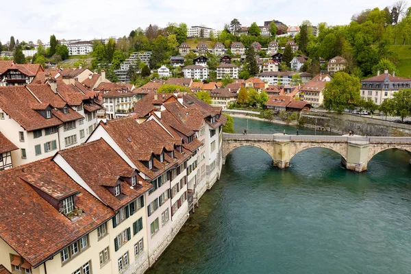 Stenen brug over een rivier in de stad — Stockfoto