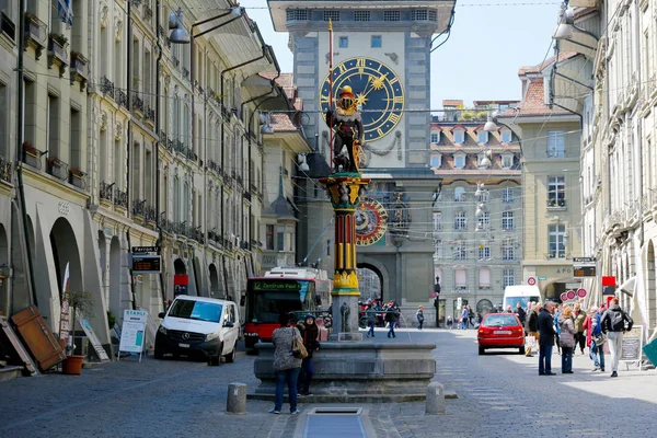 Часовая башня и фонтан в Берне — стоковое фото