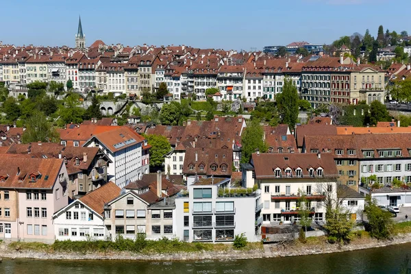 Yoğun inşa edilmiş eski şehir Bern — Stok fotoğraf