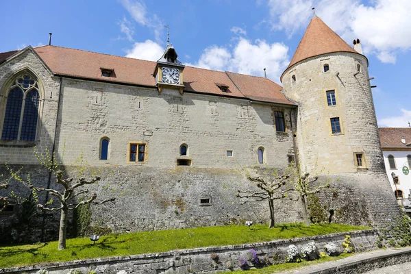 Murs d'un château et sa tour massive — Photo