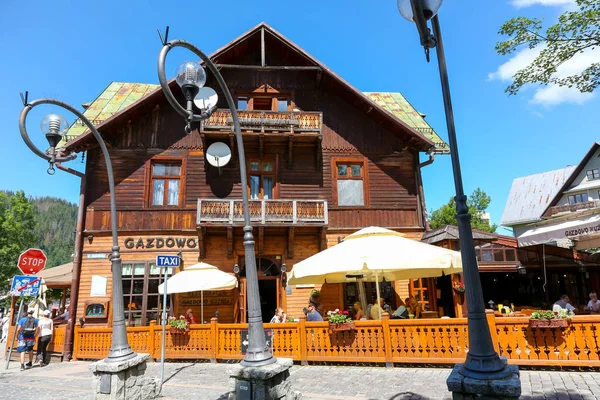 Drewniany budynek i restaurację na świeżym powietrzu w Zakopanem — Zdjęcie stockowe