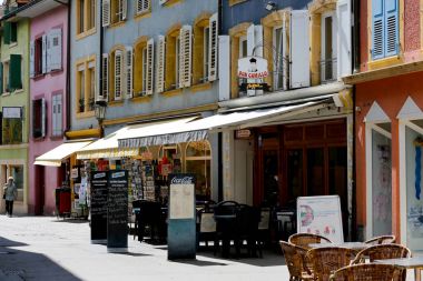 Bir cadde boyunca renkli townhouses