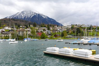 Marina ve yerleşim bölgesi Spiez