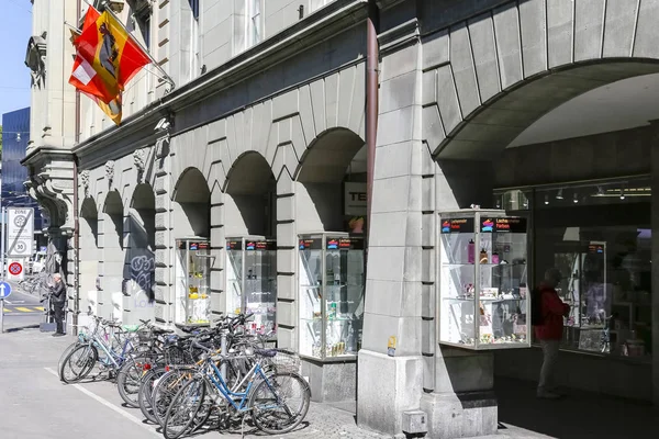 Arcaded building and bikes parked there — Stock Photo, Image