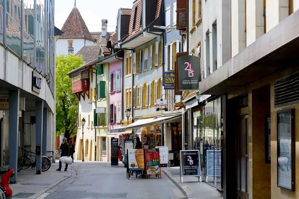 Bunte Häuser und Ladenfront im Erdgeschoss — Stockfoto