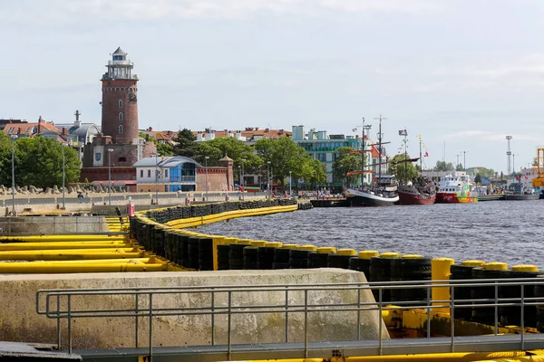Faro e banchina del porto — Foto Stock