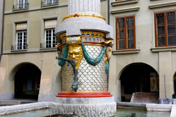 Moses Fountain en haar decoratieve pijler in Bern — Stockfoto